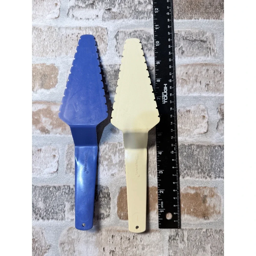 Tupperware Vintage Pie Cake Server Set of 2 Blue Cream Plastic Serrated Edge